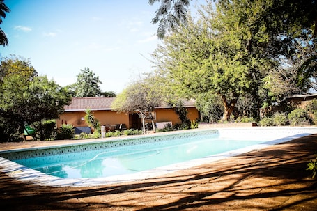 Una piscina al aire libre de temporada