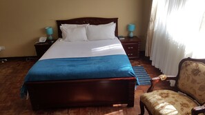 غرفة مزدوجة حصرية | 1 غرفة نوم وأغطية فراش متميزة ومكتب وتجهيزات عازلة للصوت