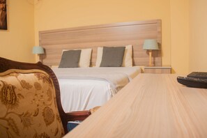 1 bedroom, premium bedding, desk, soundproofing - River-Ridge Guest House (Gaborone)