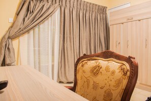 1 bedroom, premium bedding, desk, soundproofing
