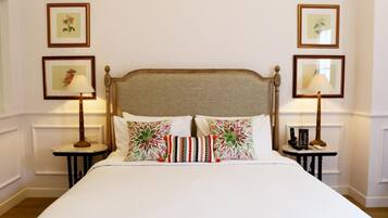 Frigobar, cofres nos quartos, escrivaninha