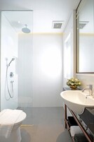Shower, perlengkapan mandi gratis, pengering rambut, dan sandal