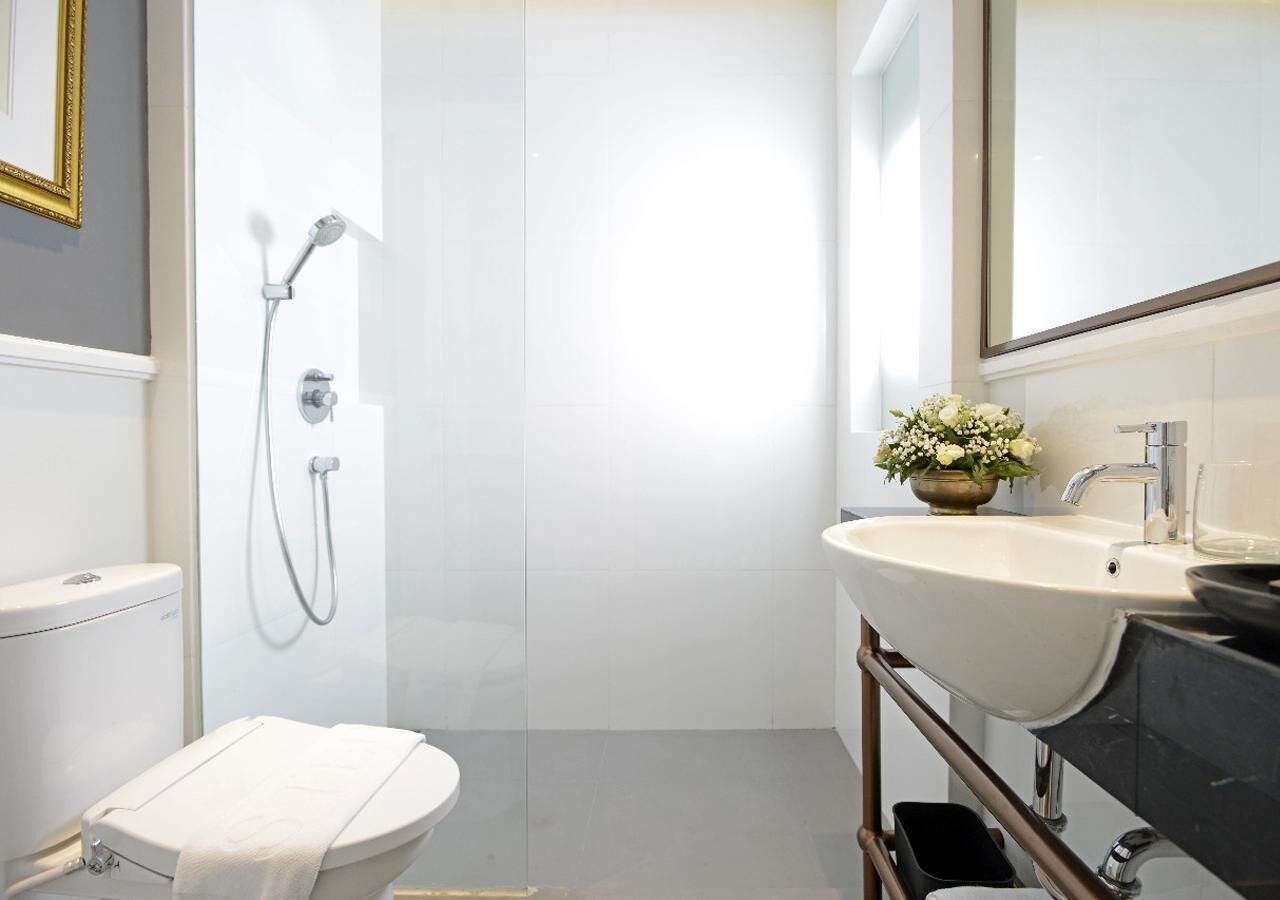 Dusj, toalettartikler (inkludert), hårføner og tøfler