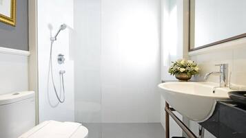 Chuveiro, produtos de toalete grátis