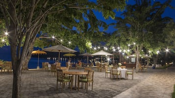 Petit déjeuner, déjeuner et dßner servis sur place, vue sur la plage