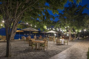 Se sirven desayunos y cocina internacional, con vista a la playa