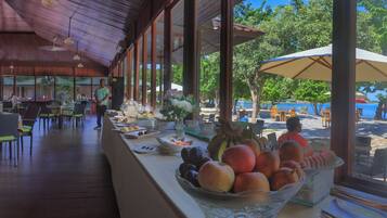 Dagelijks ontbijtbuffet (IDR 100000 per persoon)