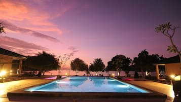 2 AuĂenpools, geöffnet von 07:00 Uhr bis 18:00 Uhr, LiegestĂŒhle