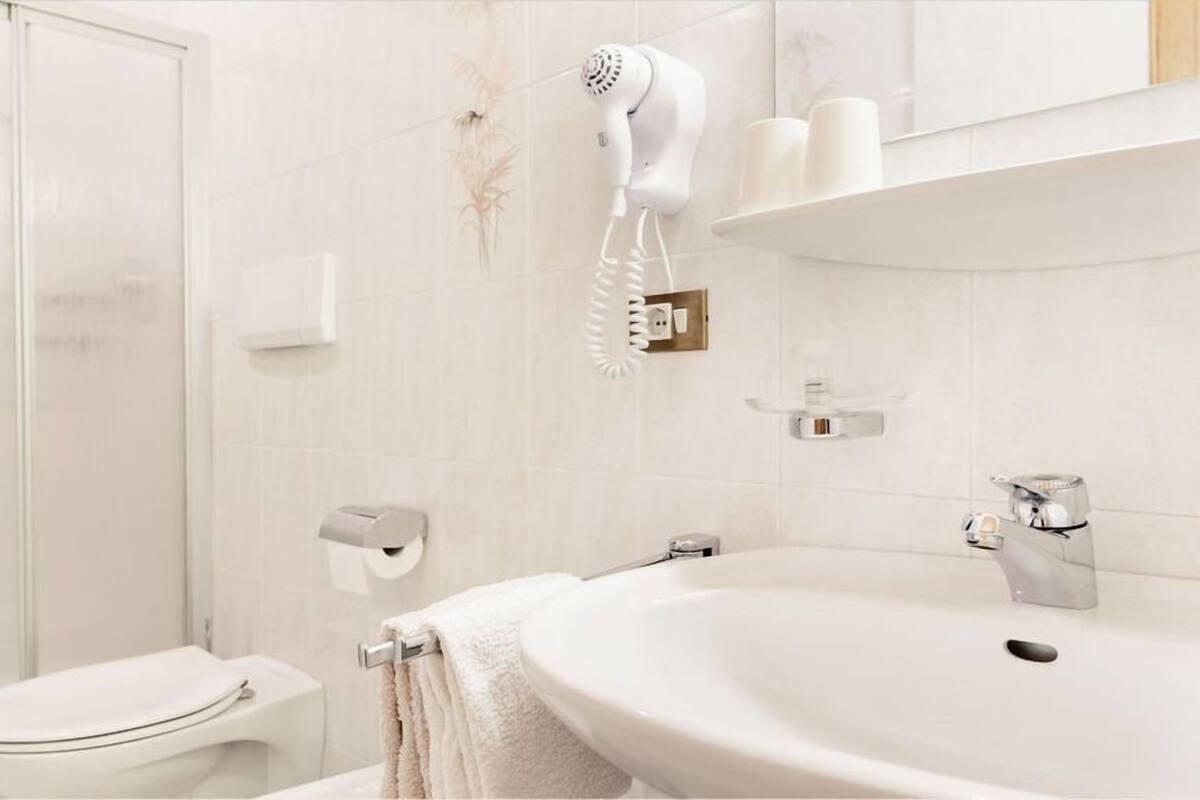 Shower, towels