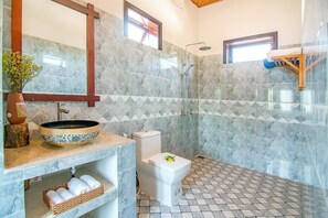 Deluxe Room, Terrace | Bathroom | Shower, free toiletries, hair dryer, slippers - Vu Nhi Homestay (Da Nang)