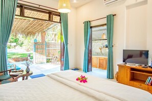 Deluxe Room, Terrace | Minibar, desk, soundproofing, free WiFi - Vu Nhi Homestay (Da Nang)