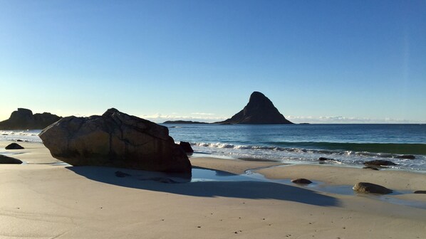 En la playa, playa de arena blanca y pesca 