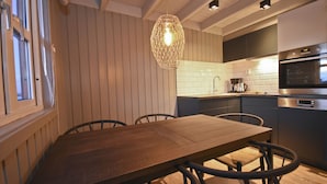 Cabin | 客室内のダイニングエリア