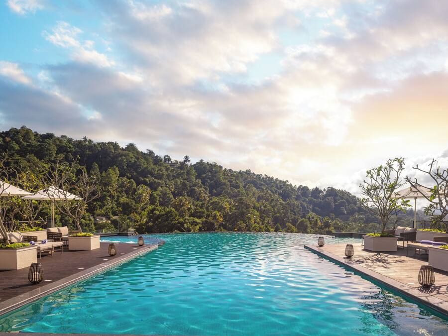 AuĂenpool, LiegestĂŒhle