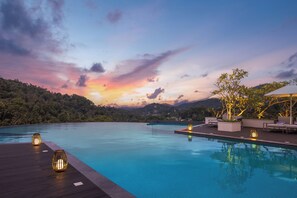 Utomhuspool och solstolar