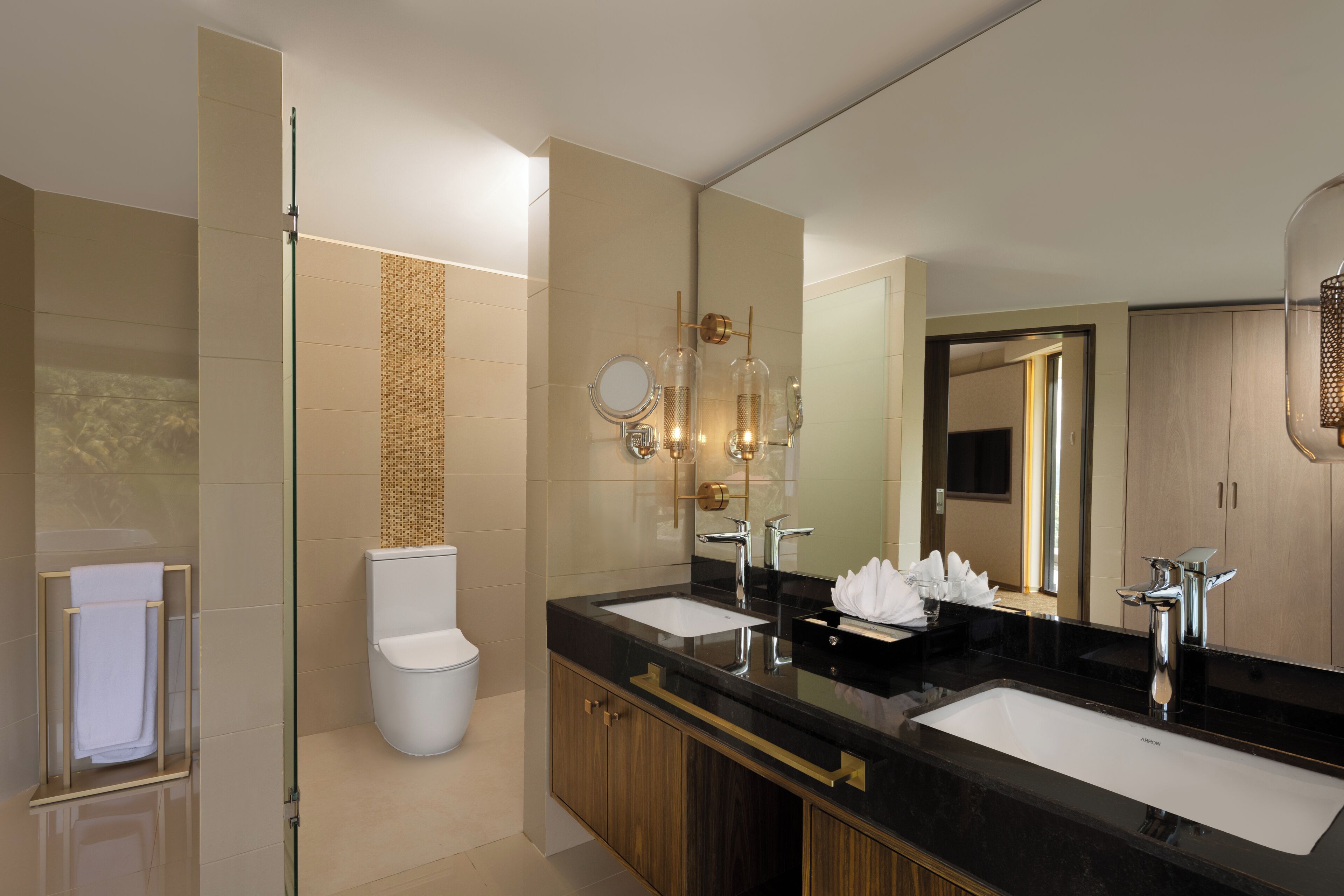 executive suite | bathroom | separate bathtub and shower, deep-soaking bathtub, rainfall showerhead