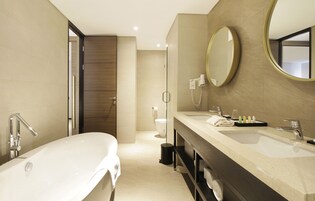 Dusche, kostenlose Toilettenartikel, Haartrockner, Hausschuhe