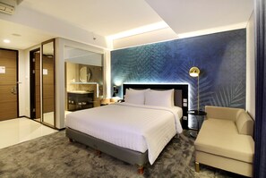 In-room safe, desk, blackout curtains, soundproofing - Swiss-Belinn Airport Surabaya (Sidoarjo)