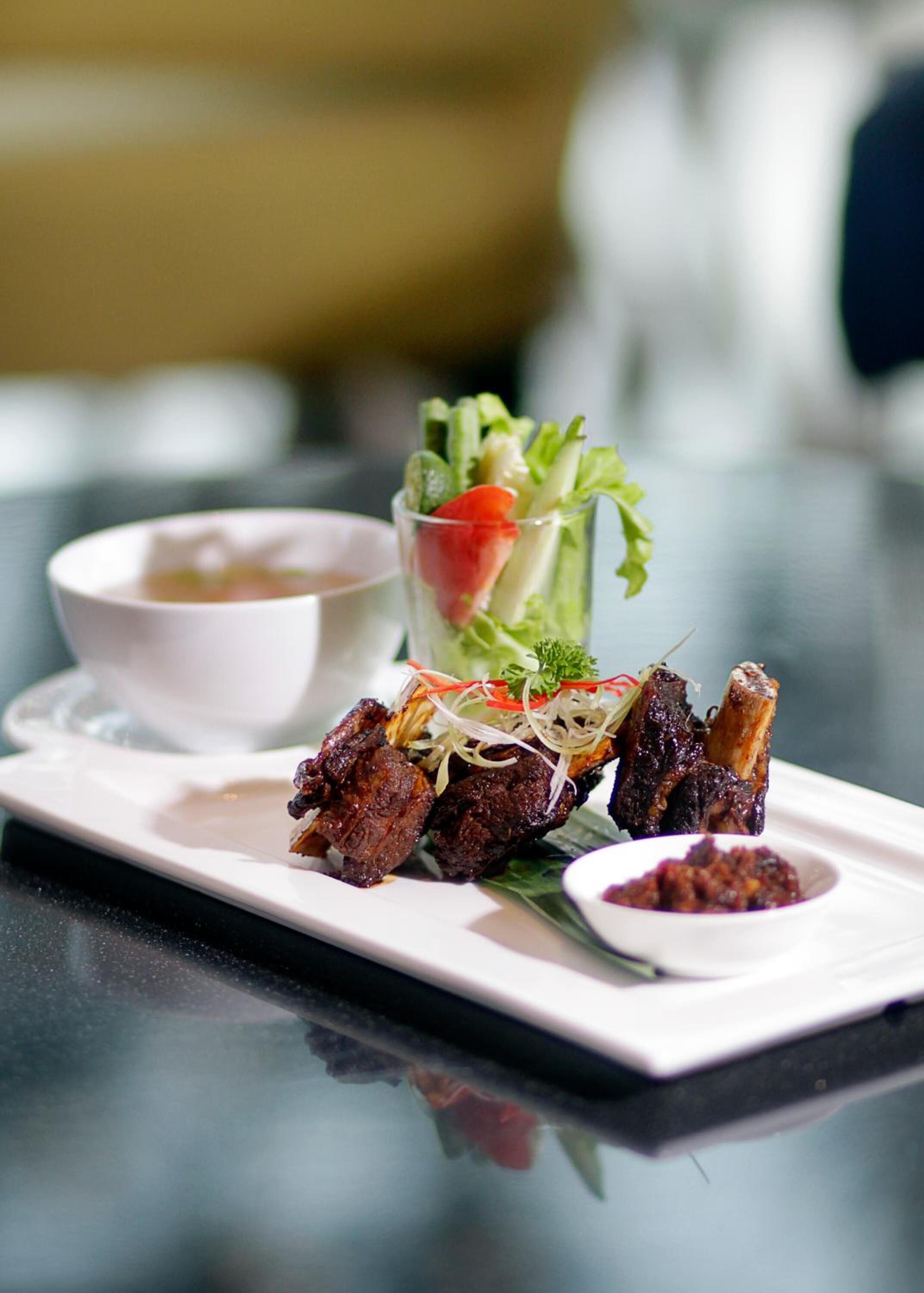 breakfast, lunch, dinner served; international cuisine