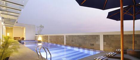 Una piscina al aire libre