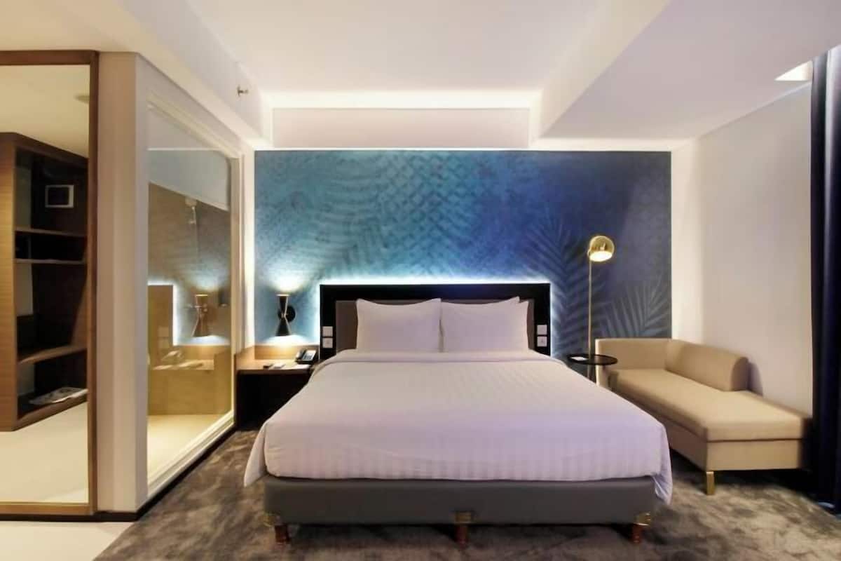 In-room safe, desk, blackout drapes, soundproofing