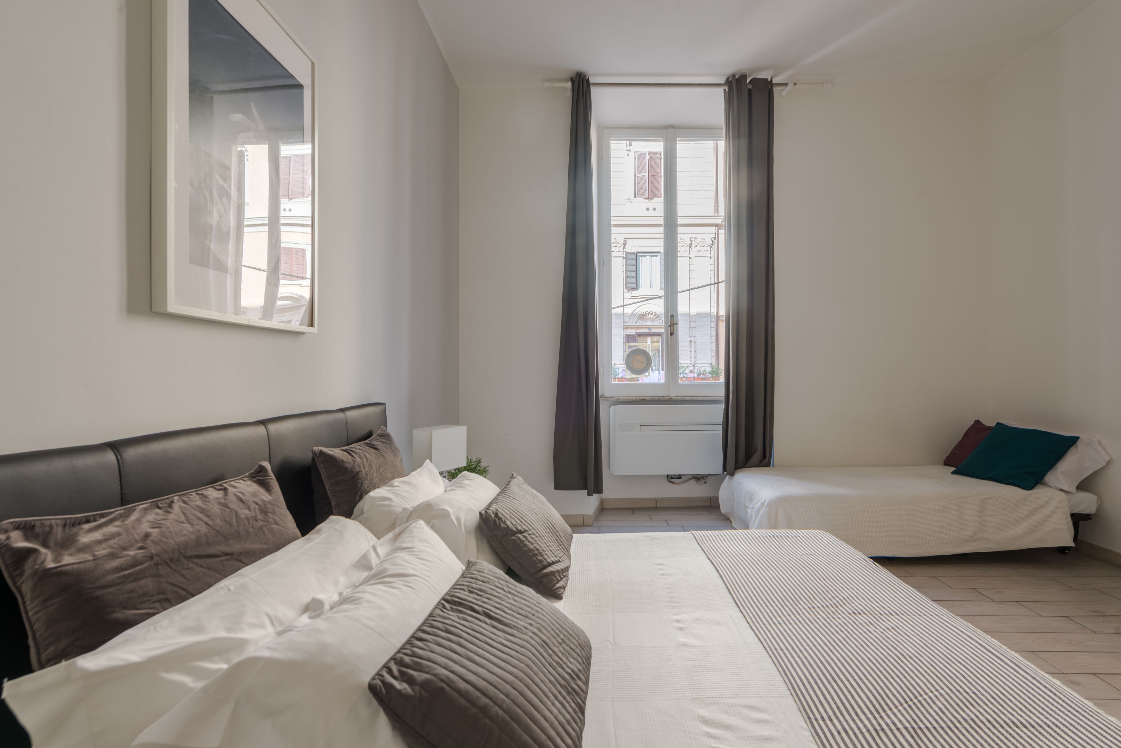 ميني بار ومكتب ومساحة عمل للكمبيوتر المحمول وتجهيزات عازلة للصوت