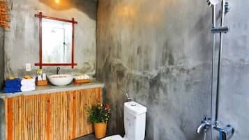 Dusche, kostenlose Toilettenartikel, Haartrockner, Hausschuhe