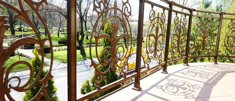 Chambre Double Deluxe, 1 grand lit et 1 canapé-lit, vue parc | Vue de la chambre