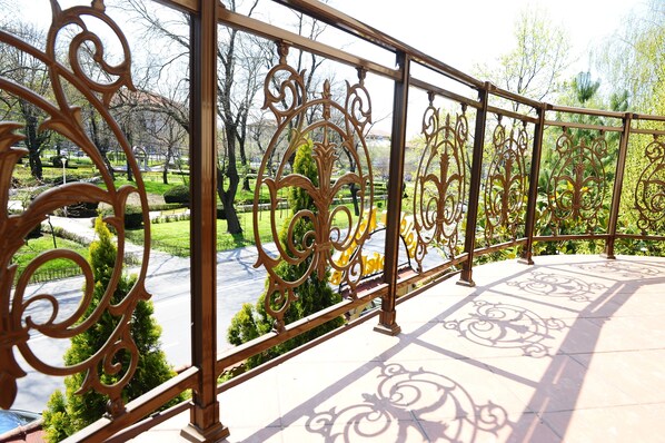 豪華雙人房, 1 張加大雙人床和 1 張沙發床, 公園景觀 | 客房景觀