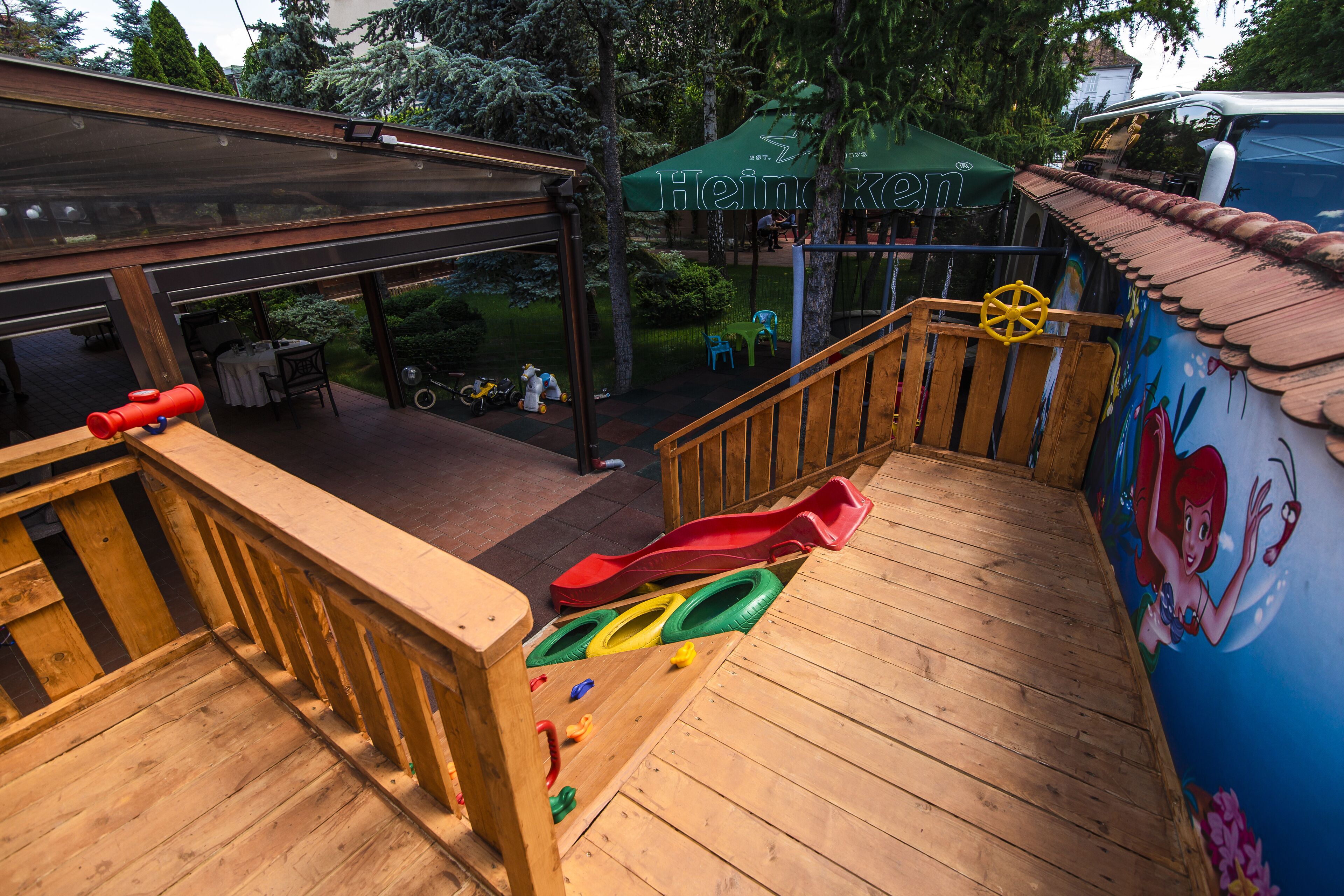 children’s play area – outdoor