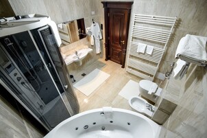 Suite familiar, vistas al parque | Baño | Artículos de higiene personal gratuitos, secador de pelo y albornoces