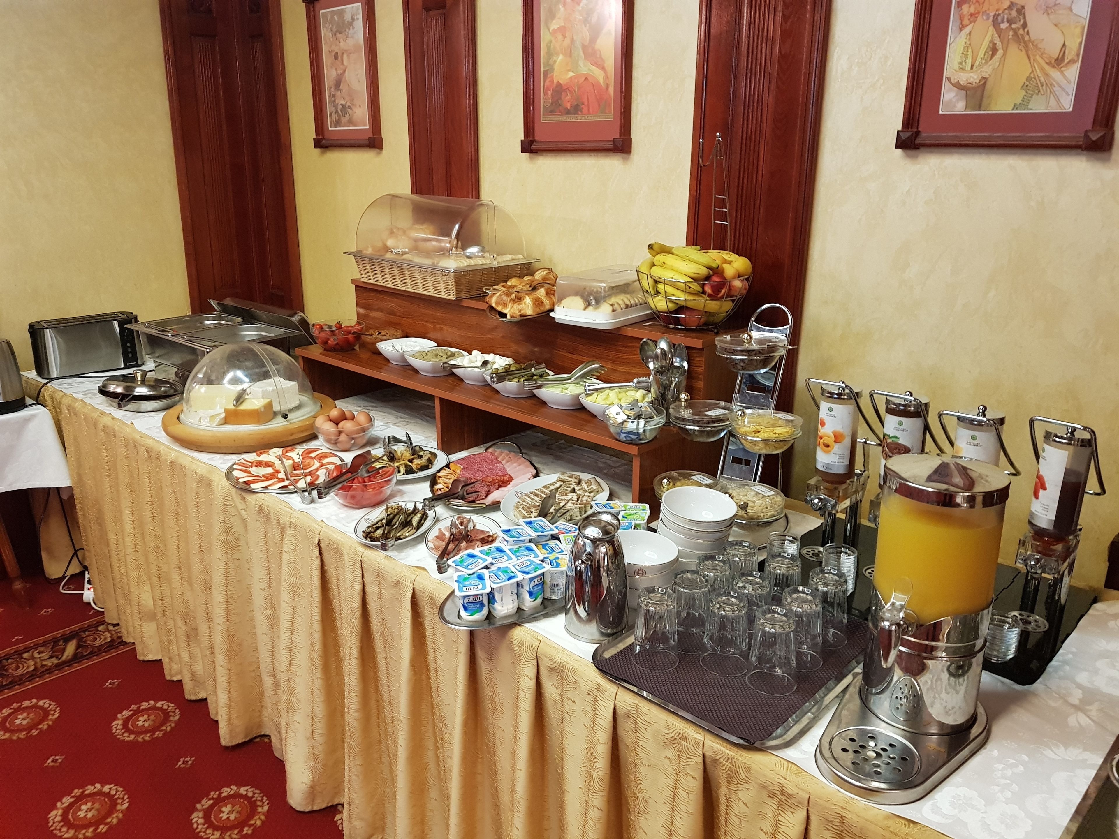 Café da manhã com buffet grátis todos os dias