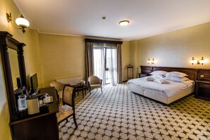 Queen Room, 1 King Bed | 1 間臥室、免費迷你吧物品、客房內保險箱、遮光布/窗簾