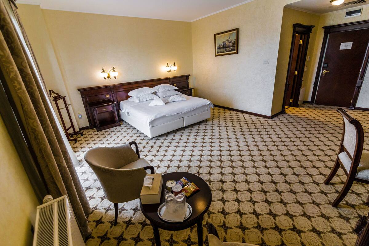 Queen Room, 1 King Bed | 1 habitación y artículos del minibar gratis