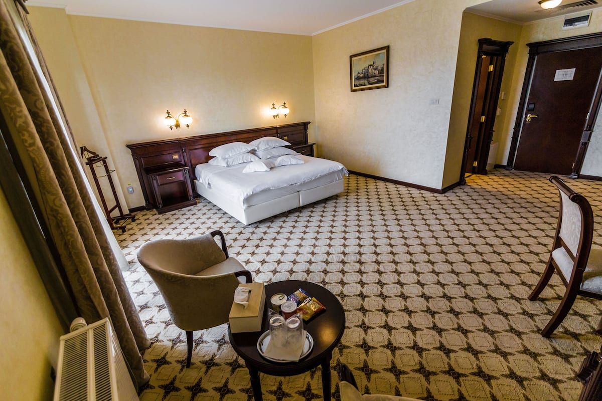 1 bedroom, free minibar items, in-room safe, blackout curtains