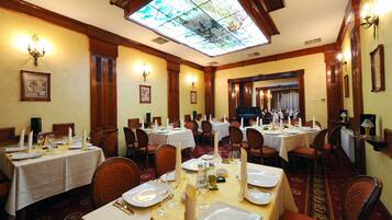 Breakfast, lunch, dinner served; international cuisine