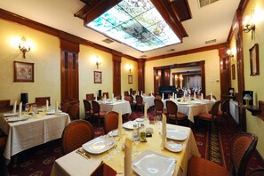Breakfast, lunch, dinner served; international cuisine - Hotel Golden House (Craiova)
