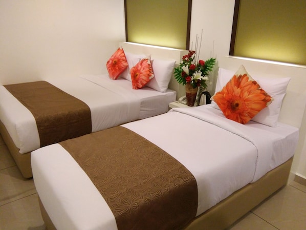 Chambre Triple Deluxe, plusieurs lits | Salle de bain | Douche, bidet, serviettes fournies