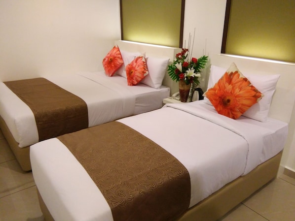 Deluxe Triple Room, Multiple Beds | Bathroom | Shower, bidet, towels