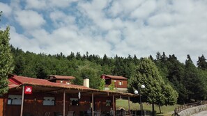 Se sirven desayunos, comidas, cenas y cocina griega con vista al jardín
