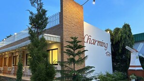 Un immeuble sur lequel on peut lire l’inscription : « Maison de charme ».