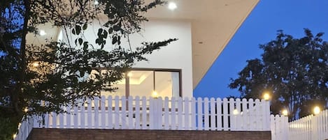 Habitación superior, 1 cama de matrimonio grande, patio, en la zona del jardín | Terraza o patio