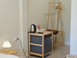 Estúdio standard, 1 cama King, varanda, vista para o jardim | Opções para refeição no quarto