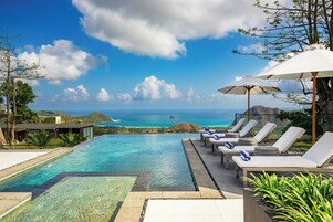 Piscina externa, guarda-sóis, espreguiçadeiras