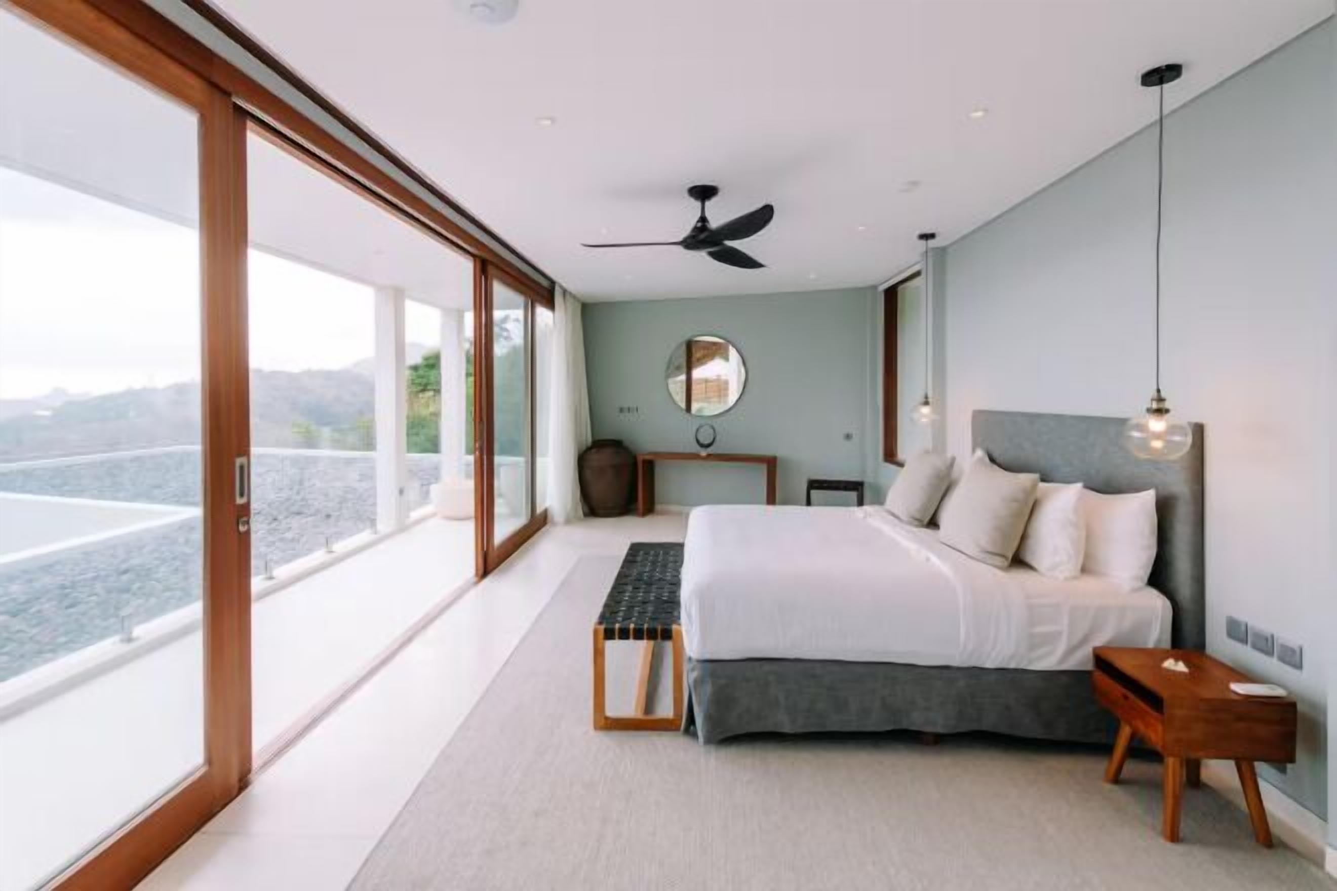 Minibar, caja de seguridad en la habitación y muebles diferentes 