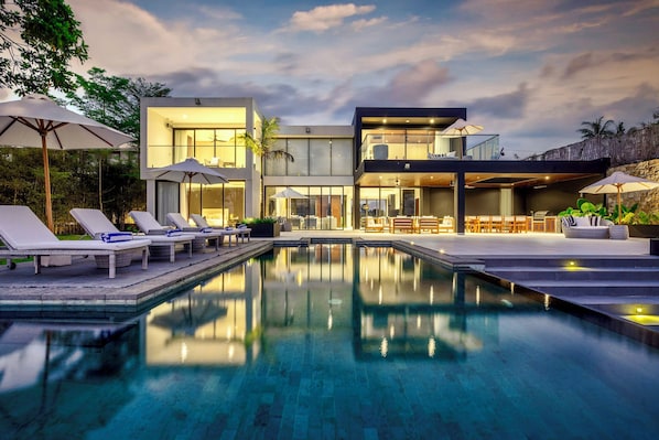 Vila família, 5 quartos, piscina particular, vista para o oceano | Vista para o resort