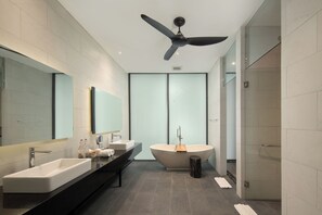 Familie villa, 5 slaapkamers, privézwembad, uitzicht op zee | Badkamer | Een bad/douchecombinatie, gratis toiletartikelen, een haardroger