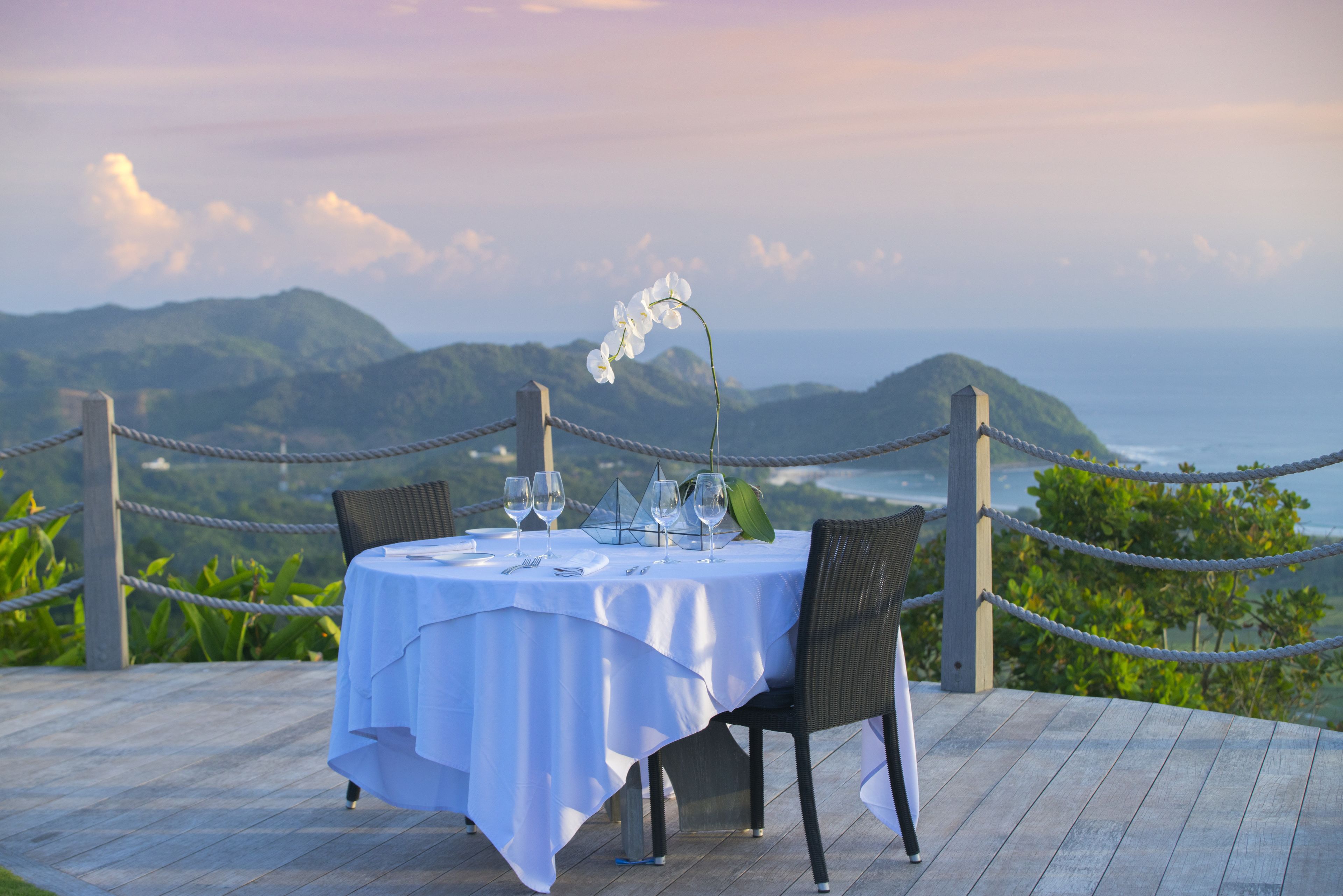 Petit déjeuner, déjeuner, dîner et brunch servis sur place
