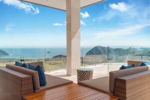 Family, 5 Bedrooms, Private Pool, Ocean View | Living room