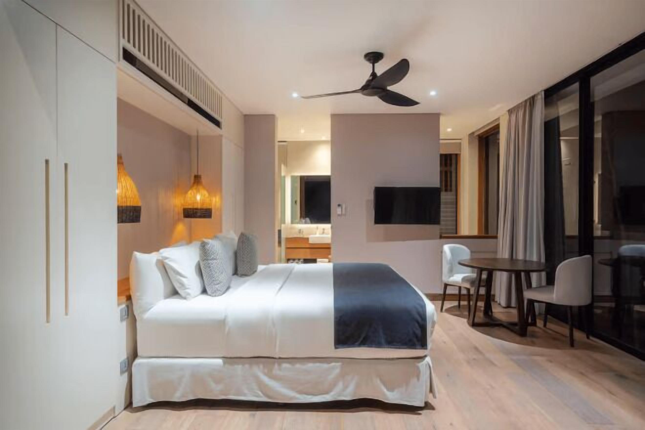 Minibar, caja de seguridad en la habitación y muebles diferentes 